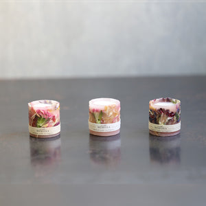 本物のカーネーションを閉じ込めた、華やかで上品なデザインのキャンドル MIMOSA Flower Candle Carnation