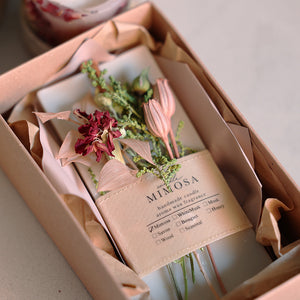 カーネーションを添えたアロマワックスサシェ MIMOSA Mini Aromawax Sachet