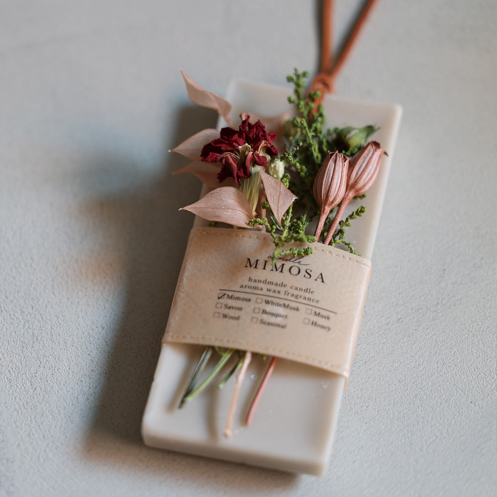カーネーションを添えたアロマワックスサシェ MIMOSA Mini Aromawax Sachet