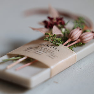 カーネーションを添えたアロマワックスサシェ MIMOSA Mini Aromawax Sachet