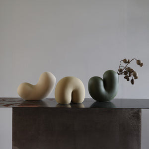 シンボリックな美、象徴的な姿のフラワーベース Moku、Moma、Mori（モク、モマ、モリ）