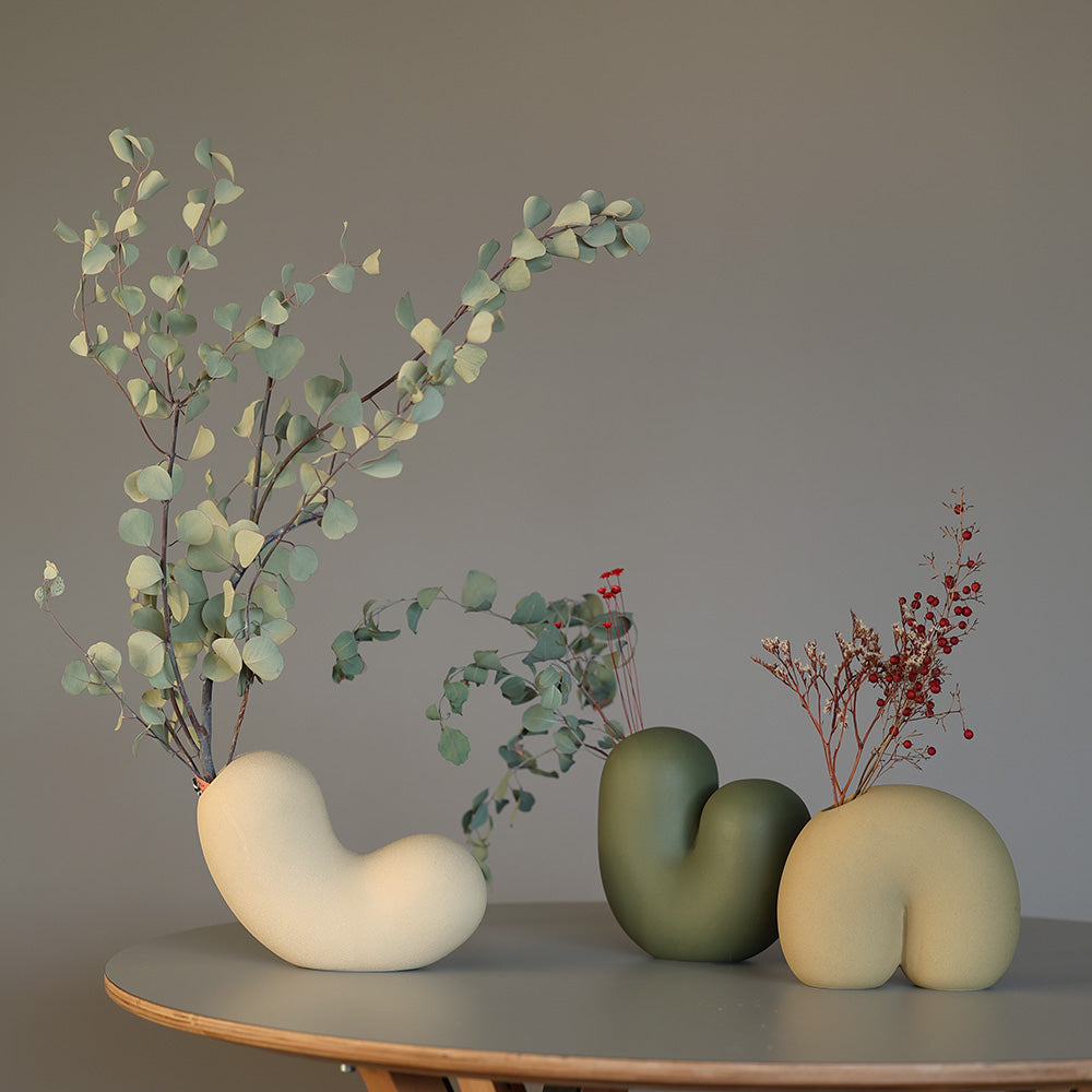 シンボリックな美、象徴的な姿のフラワーベース Moku、Moma、Mori