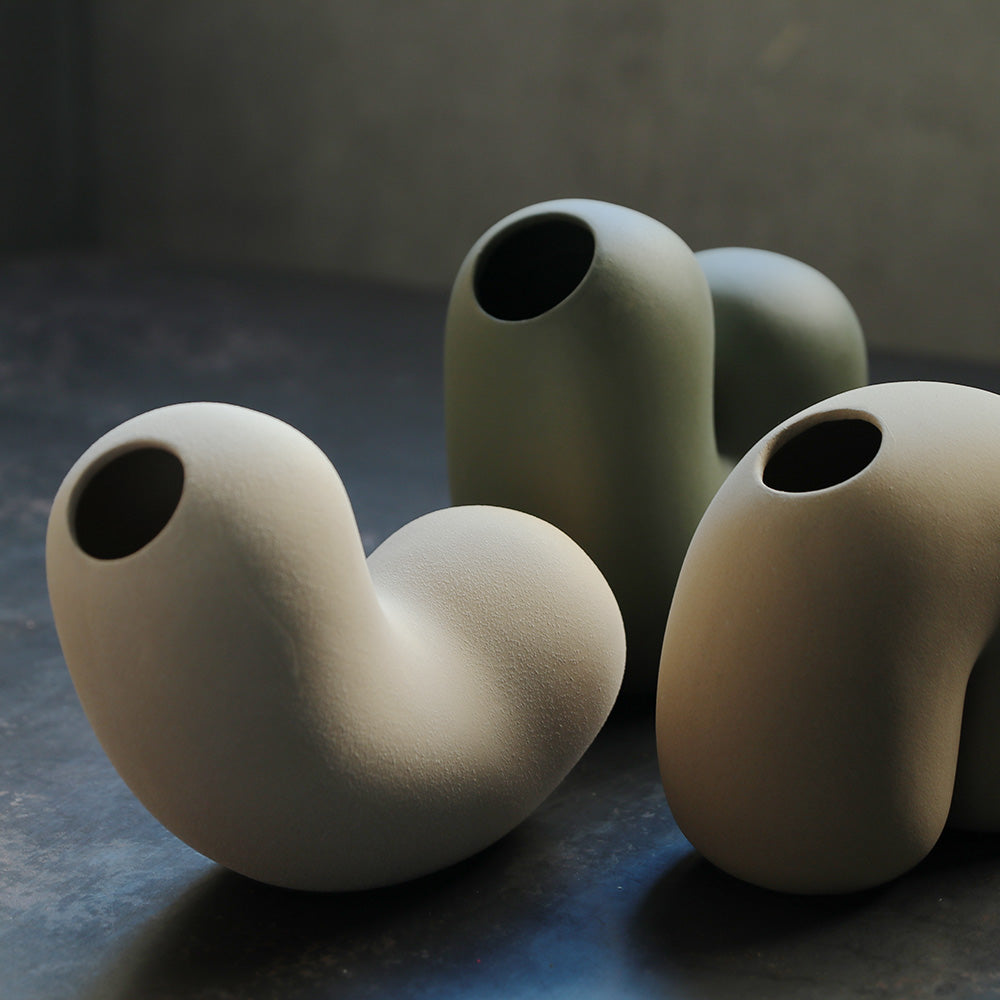 シンボリックな美、象徴的な姿のフラワーベース Moku、Moma、Mori