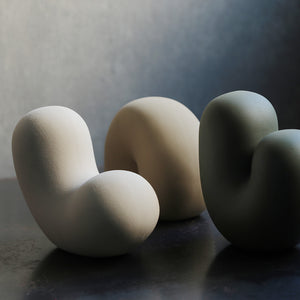 シンボリックな美、象徴的な姿のフラワーベース Moku、Moma、Mori（モク、モマ、モリ）