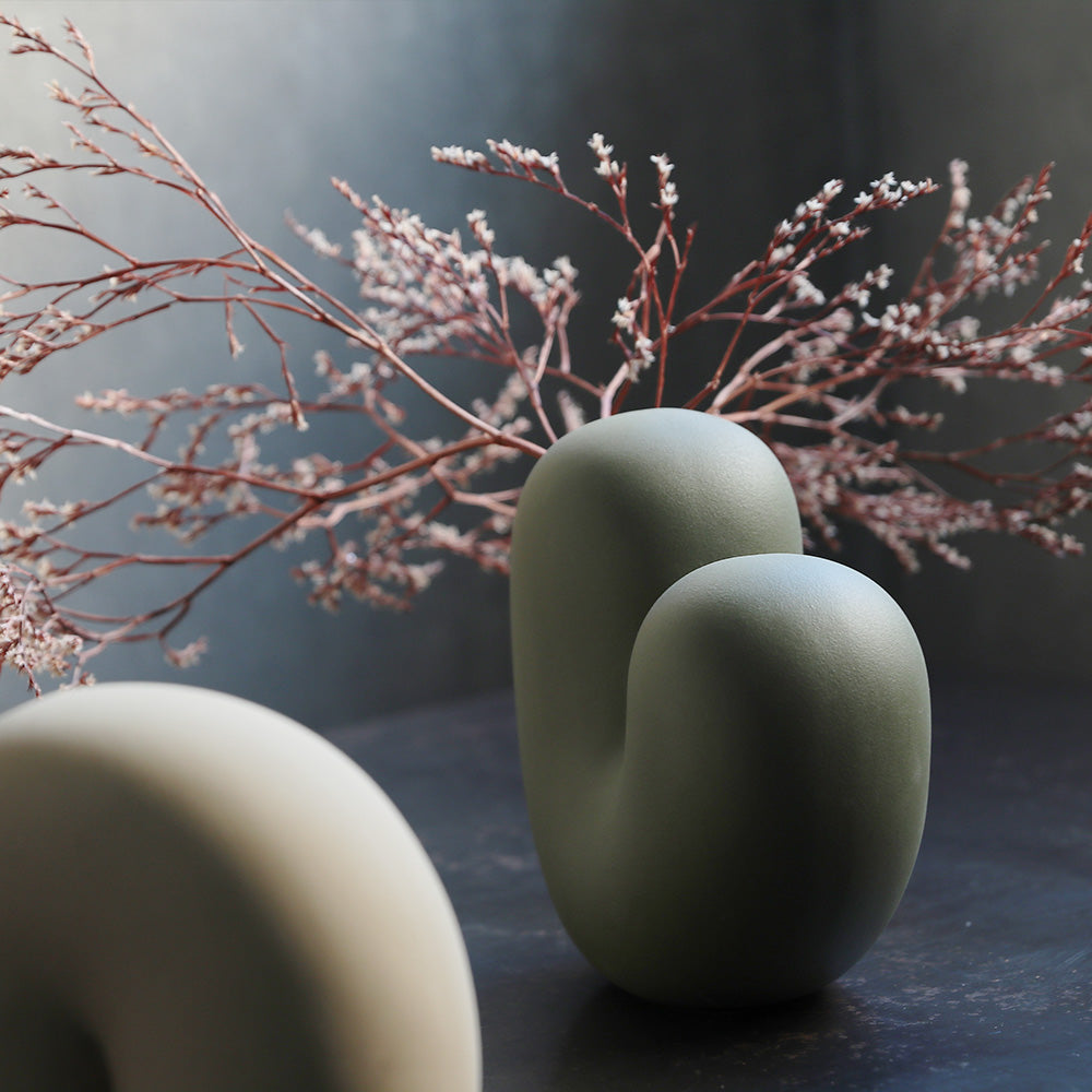 シンボリックな美、象徴的な姿のフラワーベース Moku、Moma、Mori