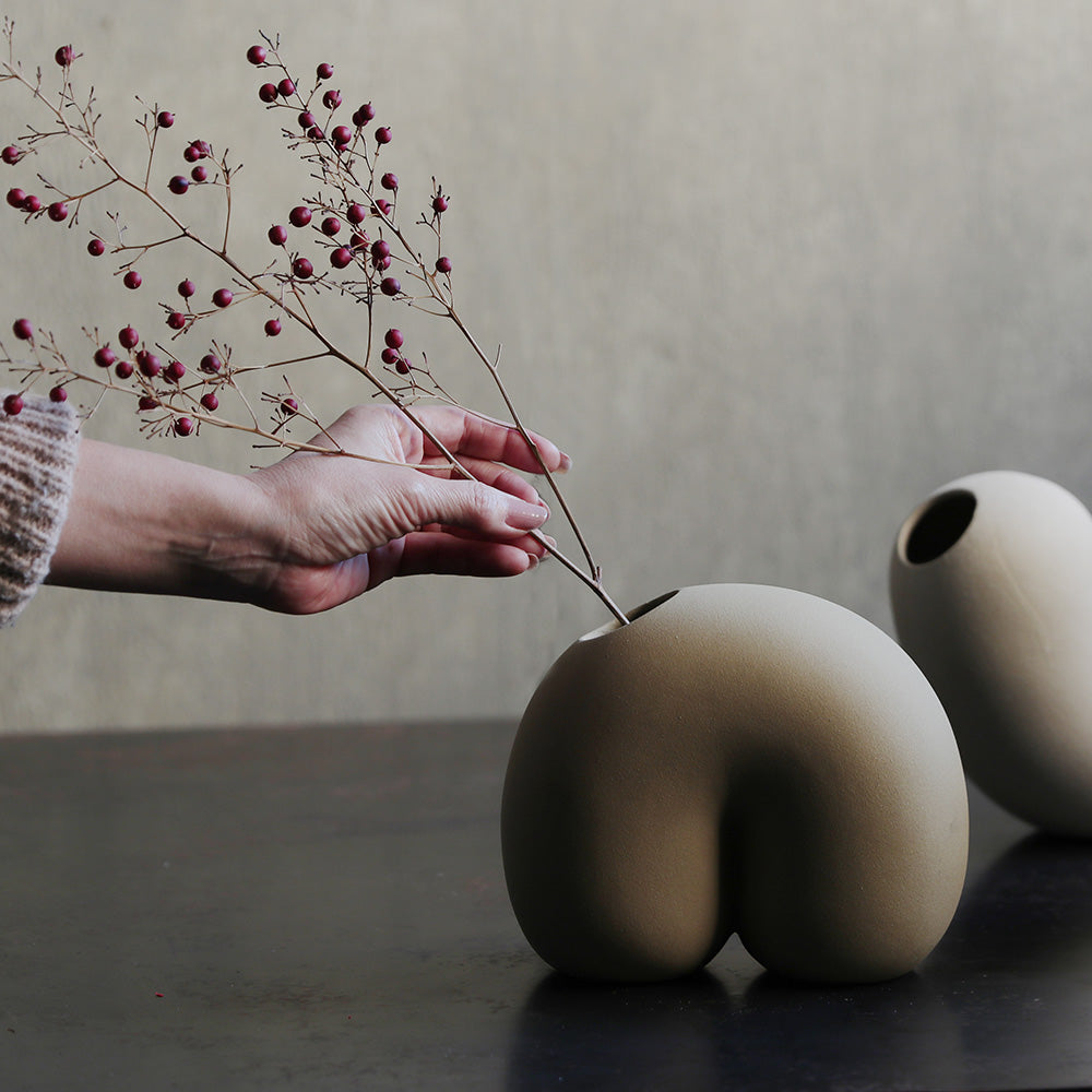 シンボリックな美、象徴的な姿のフラワーベース Moku、Moma、Mori