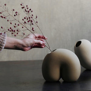 シンボリックな美、象徴的な姿のフラワーベース Moku、Moma、Mori（モク、モマ、モリ）