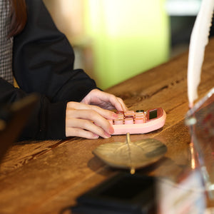 ぽこぽこ心地よい押し心地が楽しめる電卓 =MOMENT（イコール モーメント）