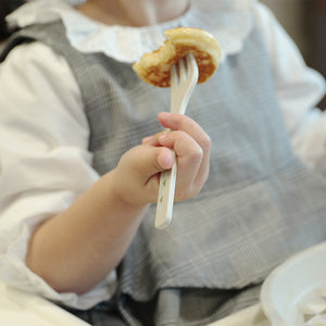 100%トウモロコシ由来のエコフレンドリーな子ども向け食器セット MY FIRST PLATE（マイ ファースト プレート）