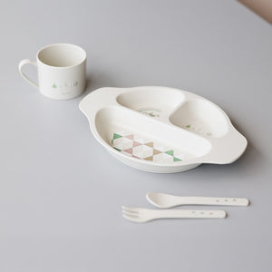 100%トウモロコシ由来のエコフレンドリーな子ども向け食器セット MY FIRST PLATE（マイ ファースト プレート）