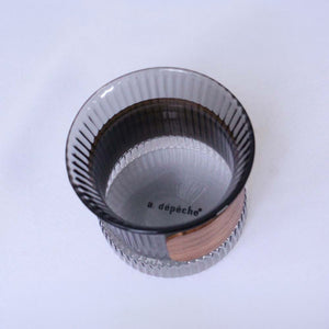 ウォルナット材のスリーブが温かい飲み物にも、冷たい飲み物にも似合う noon design cup mini（ヌーン デザインカップ ミニ）