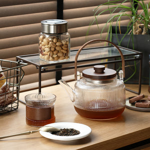 【予約商品】ガラスに刻まれた繊細なリブが光を反射し、ティータイムをより魅力的な時間にしてくれる noon teapot stripe（ヌーン ティーポット ストライプ）