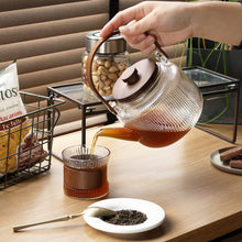 画像をギャラリービューアに読み込む, 【予約商品】ガラスに刻まれた繊細なリブが光を反射し、ティータイムをより魅力的な時間にしてくれる noon teapot stripe（ヌーン ティーポット ストライプ）
