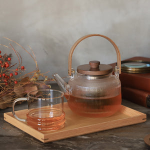 【予約商品】ガラスに刻まれた繊細なリブが光を反射し、ティータイムをより魅力的な時間にしてくれる noon teapot stripe（ヌーン ティーポット ストライプ）