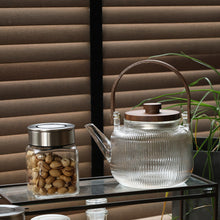 画像をギャラリービューアに読み込む, 【予約商品】ガラスに刻まれた繊細なリブが光を反射し、ティータイムをより魅力的な時間にしてくれる noon teapot stripe（ヌーン ティーポット ストライプ）
