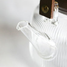 画像をギャラリービューアに読み込む, 【予約商品】ガラスに刻まれた繊細なリブが光を反射し、ティータイムをより魅力的な時間にしてくれる noon teapot stripe（ヌーン ティーポット ストライプ）
