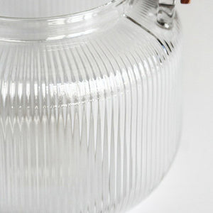 【予約商品】ガラスに刻まれた繊細なリブが光を反射し、ティータイムをより魅力的な時間にしてくれる noon teapot stripe（ヌーン ティーポット ストライプ）