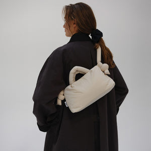 必要な小物がすべて入るので、ちょっとした外出にちょうどいいサイズのバッグ OLEND MiniOna Soft Bag