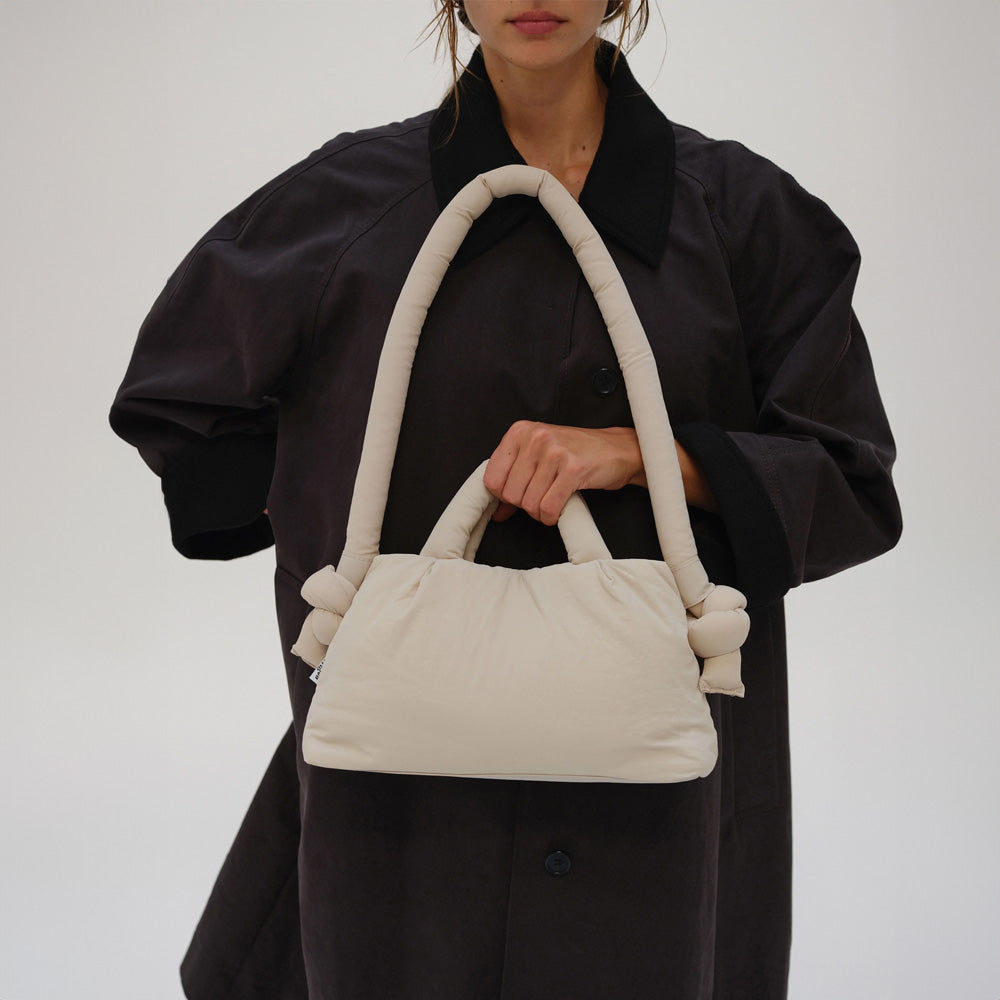 必要な小物がすべて入るので、ちょっとした外出にちょうどいいサイズの