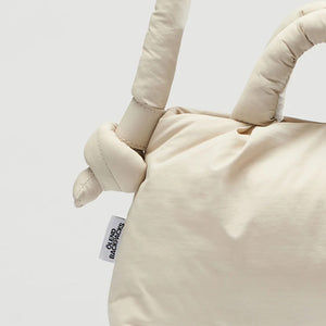 必要な小物がすべて入るので、ちょっとした外出にちょうどいいサイズのバッグ OLEND MiniOna Soft Bag