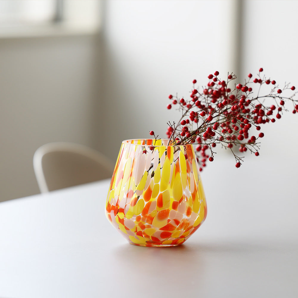ドリッピングアートのような色鮮やかなガラスのフラワーベース PALETTE