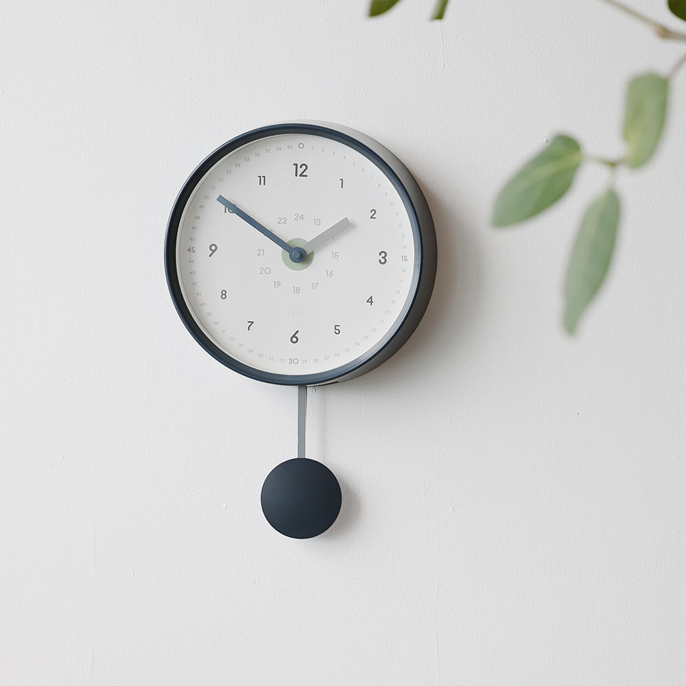 振り子のリズムが心地の良い掛け時計 PIKO CLOCK（ピコ クロック