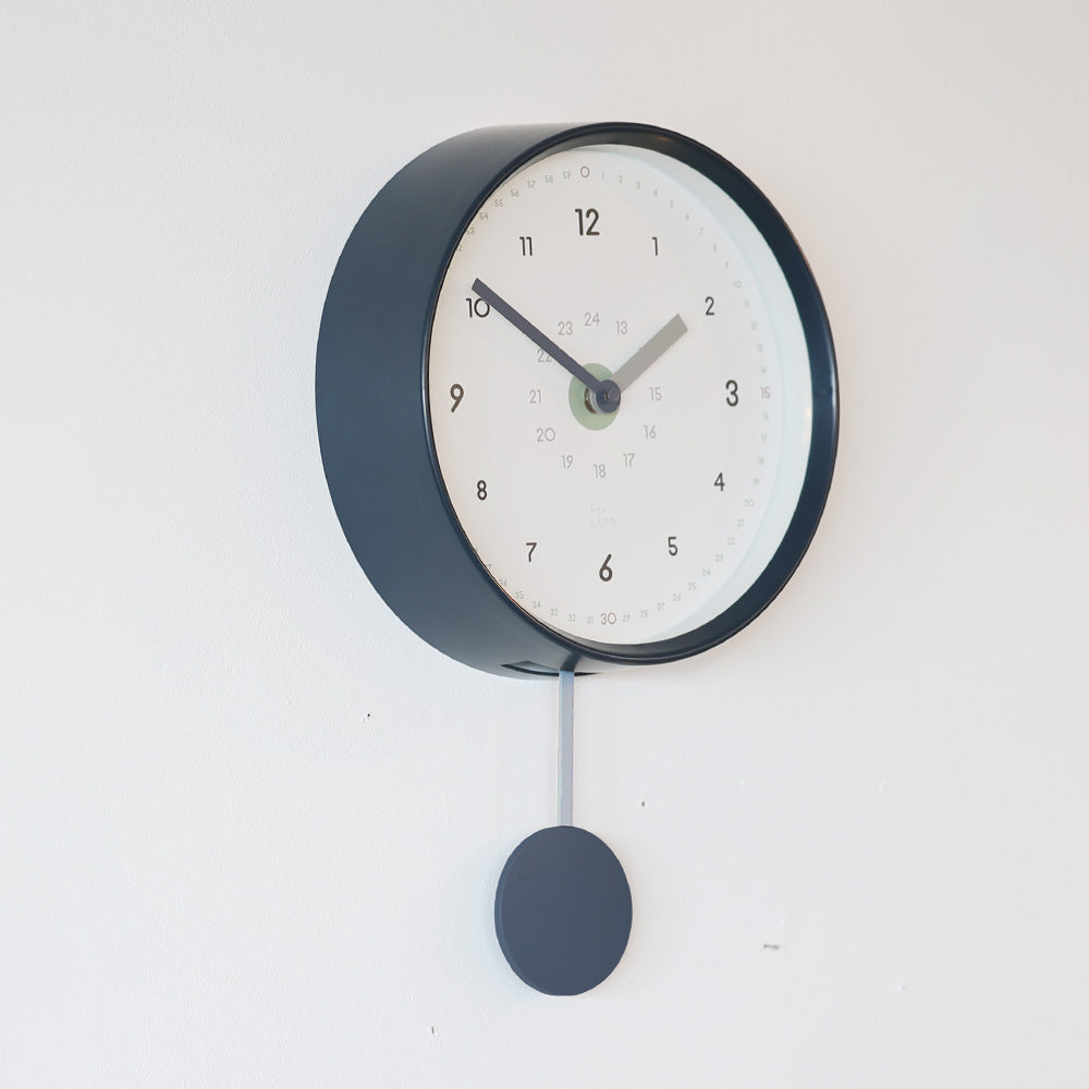 振り子のリズムが心地の良い掛け時計 PIKO CLOCK（ピコ クロック