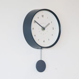 振り子のリズムが心地の良い掛け時計 PIKO CLOCK（ピコ クロック）
