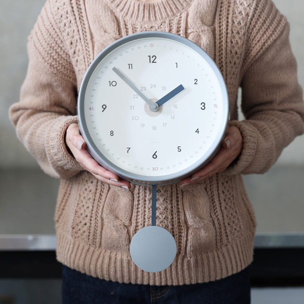 振り子のリズムが心地の良い掛け時計 PIKO CLOCK（ピコ クロック
