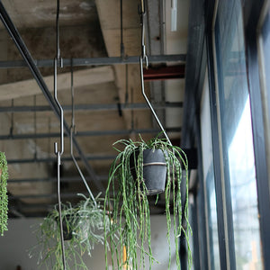 一本の軸で構成されたプラントハンガー PLOP HANGING HOLDER（プロップ ハンギングホルダー）