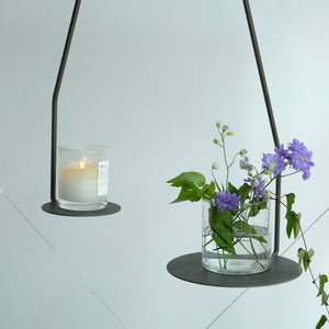 フラワーベースなどをのせてディスプレイを楽しむ PLOP HANGING PLATE（プロップ ハンギングプレート）