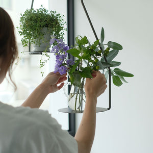 フラワーベースなどをのせてディスプレイを楽しむ PLOP HANGING PLATE（プロップ ハンギングプレート）