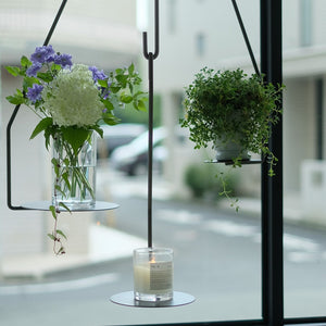 フラワーベースなどをのせてディスプレイを楽しむ PLOP HANGING PLATE（プロップ ハンギングプレート）