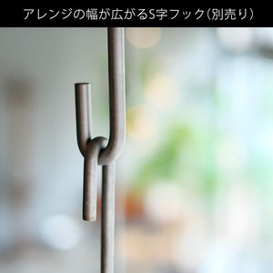 フラワーベースなどをのせてディスプレイを楽しむ PLOP HANGING PLATE（プロップ ハンギングプレート）
