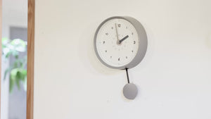 振り子のリズムが心地の良い掛け時計 PIKO CLOCK（ピコ クロック）