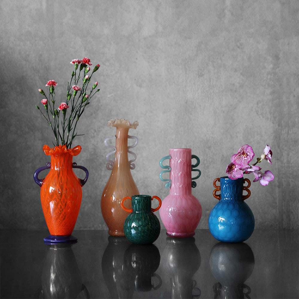 繊細なガラスで仕立てられたフラワーベース Quyen（クエン） – MAG