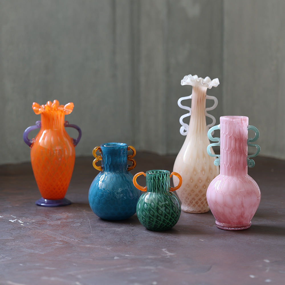 繊細なガラスで仕立てられたフラワーベース Quyen（クエン） – MAG