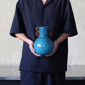 繊細なガラスで仕立てられたフラワーベース Quyen（クエン）
