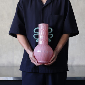 繊細なガラスで仕立てられたフラワーベース Quyen（クエン）