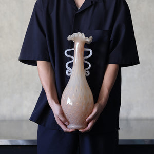繊細なガラスで仕立てられたフラワーベース Quyen（クエン）