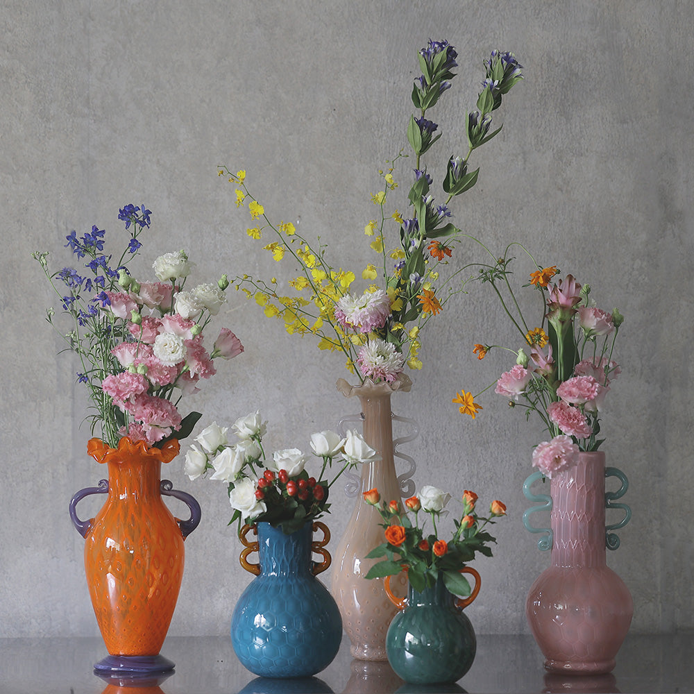 繊細なガラスで仕立てられたフラワーベース Quyen（クエン） – MAG