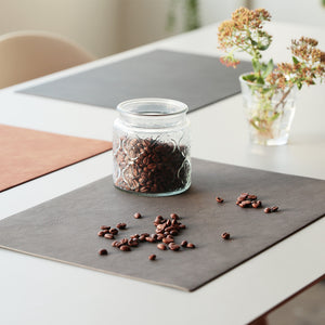 レザーの風合いを再現したランチョンマット RECYCLABLE PLACEMAT PU LEATHER（リサイクラブル プレイスマット PUレザー）