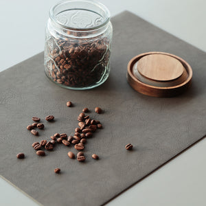 レザーの風合いを再現したランチョンマット RECYCLABLE PLACEMAT PU LEATHER（リサイクラブル プレイスマット PUレザー）