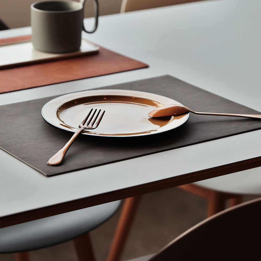 レザーの風合いを再現したランチョンマット RECYCLABLE PLACEMAT