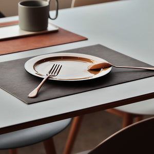 レザーの風合いを再現したランチョンマット RECYCLABLE PLACEMAT PU LEATHER（リサイクラブル プレイスマット PUレザー）