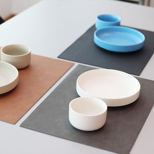 レザーの風合いを再現したランチョンマット RECYCLABLE PLACEMAT PU LEATHER（リサイクラブル プレイスマット PUレザー）