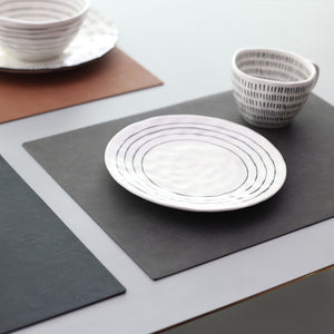 レザーの風合いを再現したランチョンマット RECYCLABLE PLACEMAT PU LEATHER（リサイクラブル プレイスマット PUレザー）