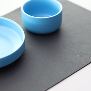 レザーの風合いを再現したランチョンマット RECYCLABLE PLACEMAT PU LEATHER（リサイクラブル プレイスマット PUレザー）