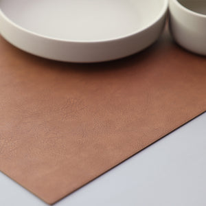 レザーの風合いを再現したランチョンマット RECYCLABLE PLACEMAT PU LEATHER（リサイクラブル プレイスマット PUレザー）