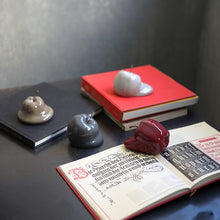 画像をギャラリービューアに読み込む, 壁掛けもできる 溶けたりんごのオブジェ Robben（ロッペン）
